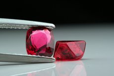 Fine red Spinel Crystal (1,38 cts.) &  Cut (1,04 cts.)