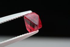 Fine red Spinel Crystal (1,38 cts.) &  Cut (1,04 cts.)