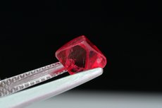 Fine red Spinel Crystal (1,38 cts.) &  Cut (1,04 cts.)