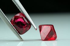 Fine red Spinel Crystal (1,38 cts.) &  Cut (1,04 cts.)