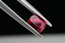 Fine red Spinel Crystal (1,38 cts.) &  Cut (1,04 cts.)