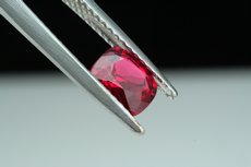 Fine red Spinel Crystal (1,38 cts.) &  Cut (1,04 cts.)