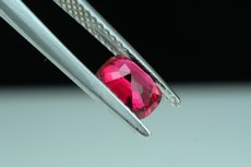 Fine red Spinel Crystal (1,38 cts.) &  Cut (1,04 cts.)