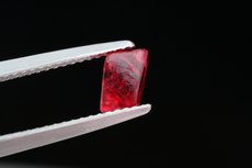 Fine red Spinel Crystal (1,38 cts.) &  Cut (1,04 cts.)