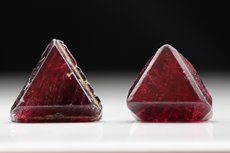 2 Spinel Macle Crystal 