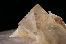 Topas Kristall mit Glimmer auf Quarz