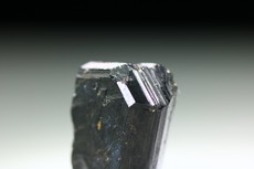 Scharf ausgebildeter Serendibit Kristall 