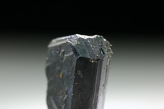 Scharf ausgebildeter Serendibit Kristall 
