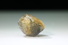 Bläulicher Taaffeit Kristall mit leichter Chatoyance 7 Karat