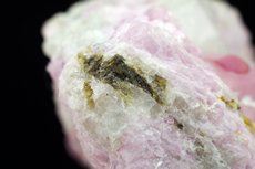 ルベライト/ クウォーツ(水晶) / スティビオタンタル石 (Stibiotantalite)