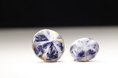 Zwei Trapiche Saphir Cabochons