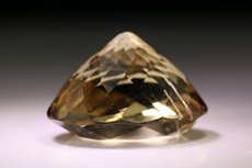 Fine faceted Petalite 9,4 cts.  (light colour change)