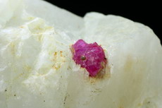 Rubin Kristall in Marmor Mogok