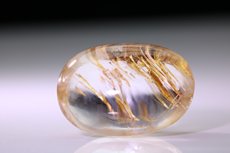 Topas Cabochon mit Einschlüssen