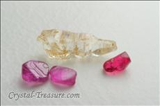Ein Saphir & 3 Rubinkristalle