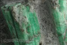 Grüner Beryll (Smaragd) in Matrix
