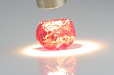 Rubin Kristall mit Farbwechsel