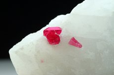 Feiner  Spinel Zwilling in Matrix