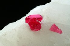 Feiner  Spinel Zwilling in Matrix