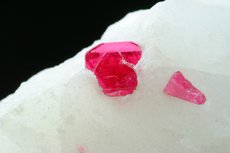 Feiner  Spinel Zwilling in Matrix