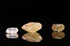 3 Sinhalit Doppelender Kristalle