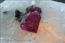 Fine ルビー (Ruby) in 方解石 (Calcite)