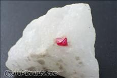 スピネル (Spinel) in 方解石 (Calcite)