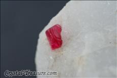 スピネル (Spinel) in 方解石 (Calcite)