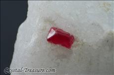 スピネル (Spinel) in 方解石 (Calcite)