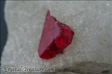 Fine Triangle スピネル (Spinel) in 方解石 (Calcite)