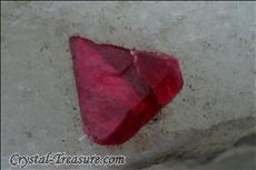 Fine Triangle スピネル (Spinel) in 方解石 (Calcite)