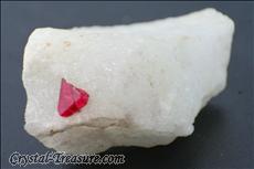 Fine Triangle スピネル (Spinel) in 方解石 (Calcite)