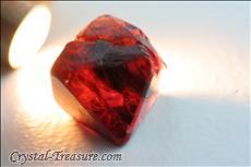 Dark Red スピネル (Spinel) Octahedron