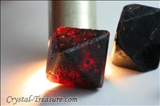 Very Dark Red & Fine Terminated スピネル (Spinel) Octahedrons