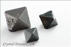 Very Dark Red & Fine Terminated スピネル (Spinel) Octahedrons