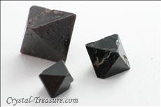 Very Dark Red & Fine Terminated スピネル (Spinel) Octahedrons