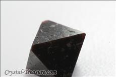 Very Dark Red & Fine Terminated スピネル (Spinel) Octahedrons