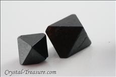 Very Dark Red & Fine Terminated スピネル (Spinel) Octahedrons