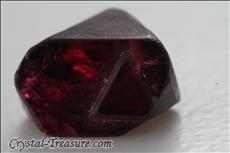 Distorted スピネル (Spinel) Octahedron with Trigon