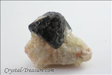 Black スピネル (Spinel) 結晶 (Crystal) in 方解石 (Calcite)