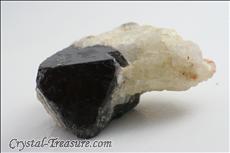 Black スピネル (Spinel) 結晶 (Crystal) in 方解石 (Calcite)