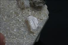 Schöner Mikroklin Kristall mit Muskovit und Topas