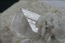 Schöner Mikroklin Kristall mit Muskovit und Topas