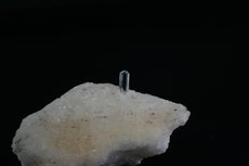 ゴッシェナイト (Goshenite) ( 緑柱石 (Beryl)) on 長石（グループ） (Feldspar)