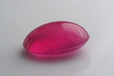 Schöner Rubellit (Katzenauge) Cabochon