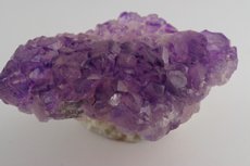 Ungewöhnliche Amethyst Kristalle auf Achat