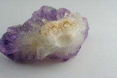 Ungewöhnliche Amethyst Kristalle auf Achat