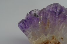 Ungewöhnliche Amethyst Kristalle auf Achat