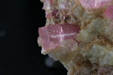 Feine Turmalin- Kristalle in Matrix