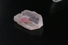 Hambergit- Kristalle mit Endflächen